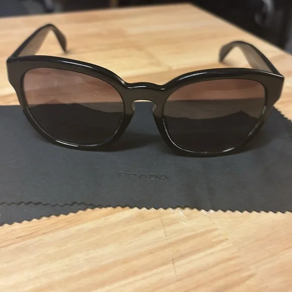 Authentic prada sunglasses - Picture 3 of 3